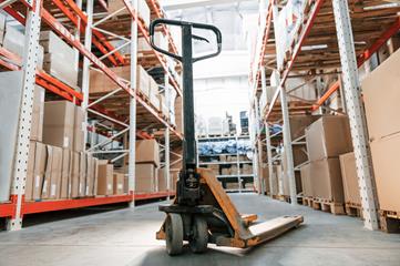 How to Choose the Right Pallet Truck for Your Warehouse: Manual vs. Electric